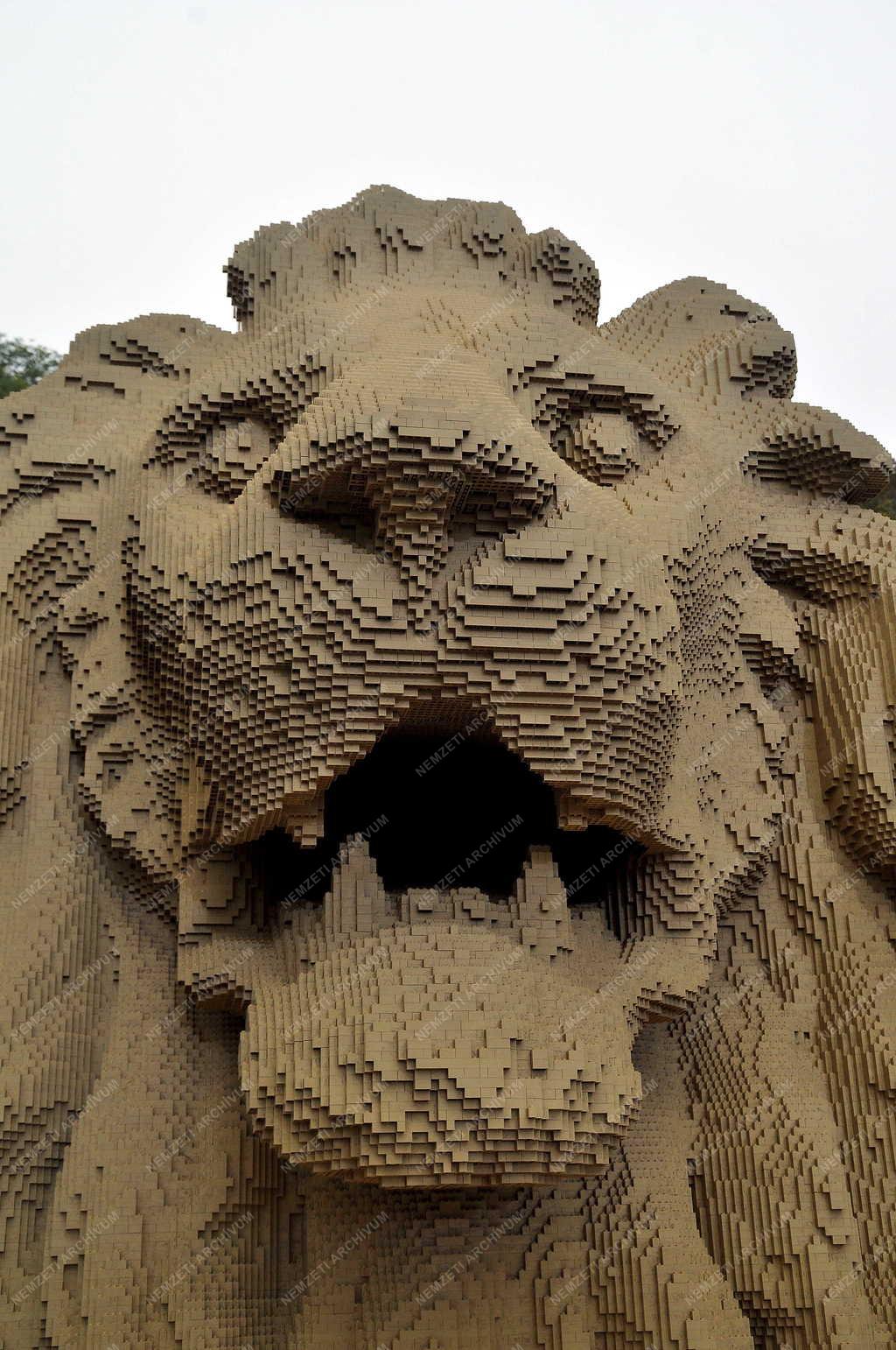 Érdekesség - Budapest - LEGO-oroszlán is őrzi a Lánchidat