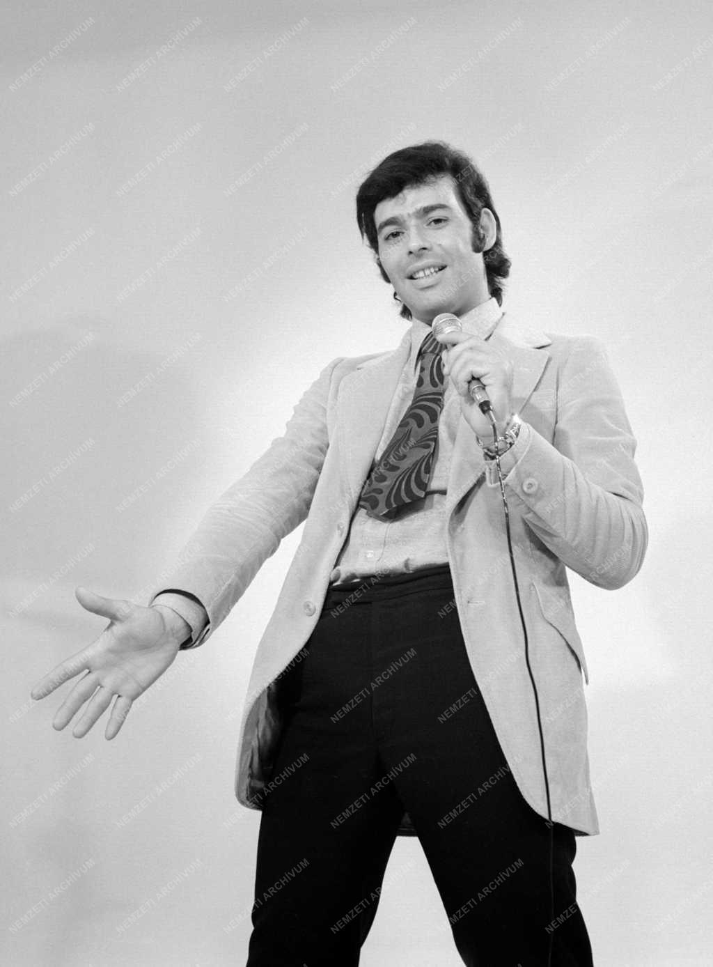 1-36: Szécsi Pál táncdalénekes