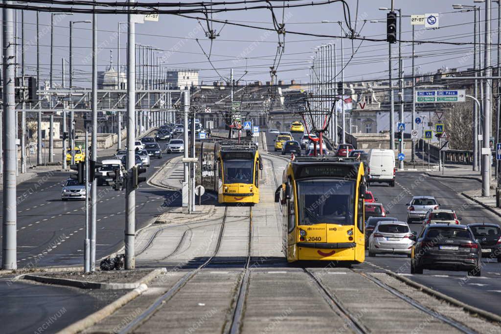 Közlekedés - Városkép - Budapest - Petőfi híd budai hídfő