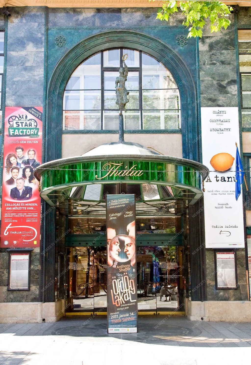 Épület - Színház - Budapest - A Thália Színház bejárata