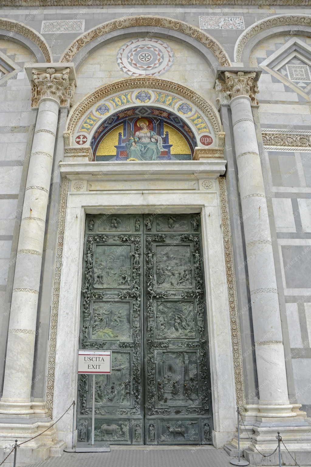 Egyházi épület - Pisa - Szűz Máriának szentelt dóm kapuja