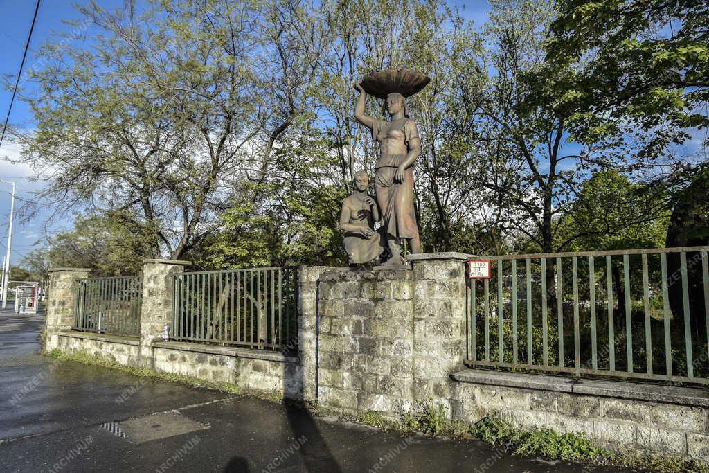 Városkép - Budapest - Szüretelők című szobor Kőbányán