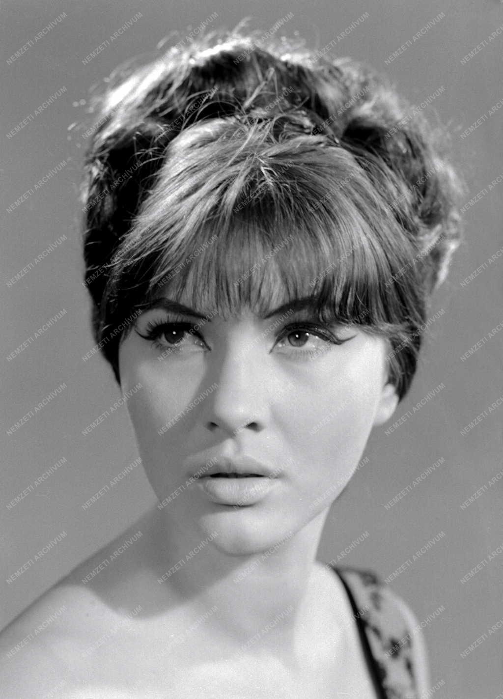 Személy - Pécsi Ildikó