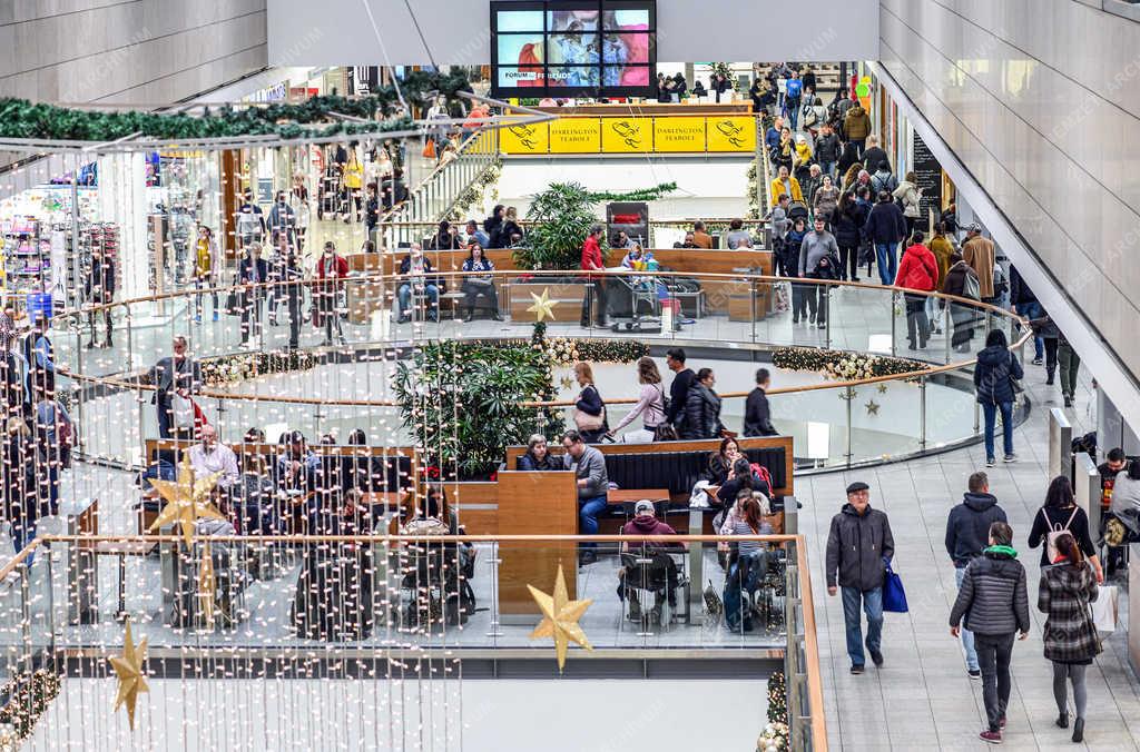 Kereskedelem - Debrecen - Karácsonyi vásár a Fórum bevásárló központban 