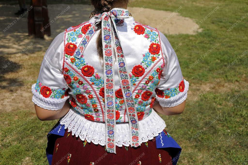Népművészet - Csővár - Galgamenti-csővári népviselet
