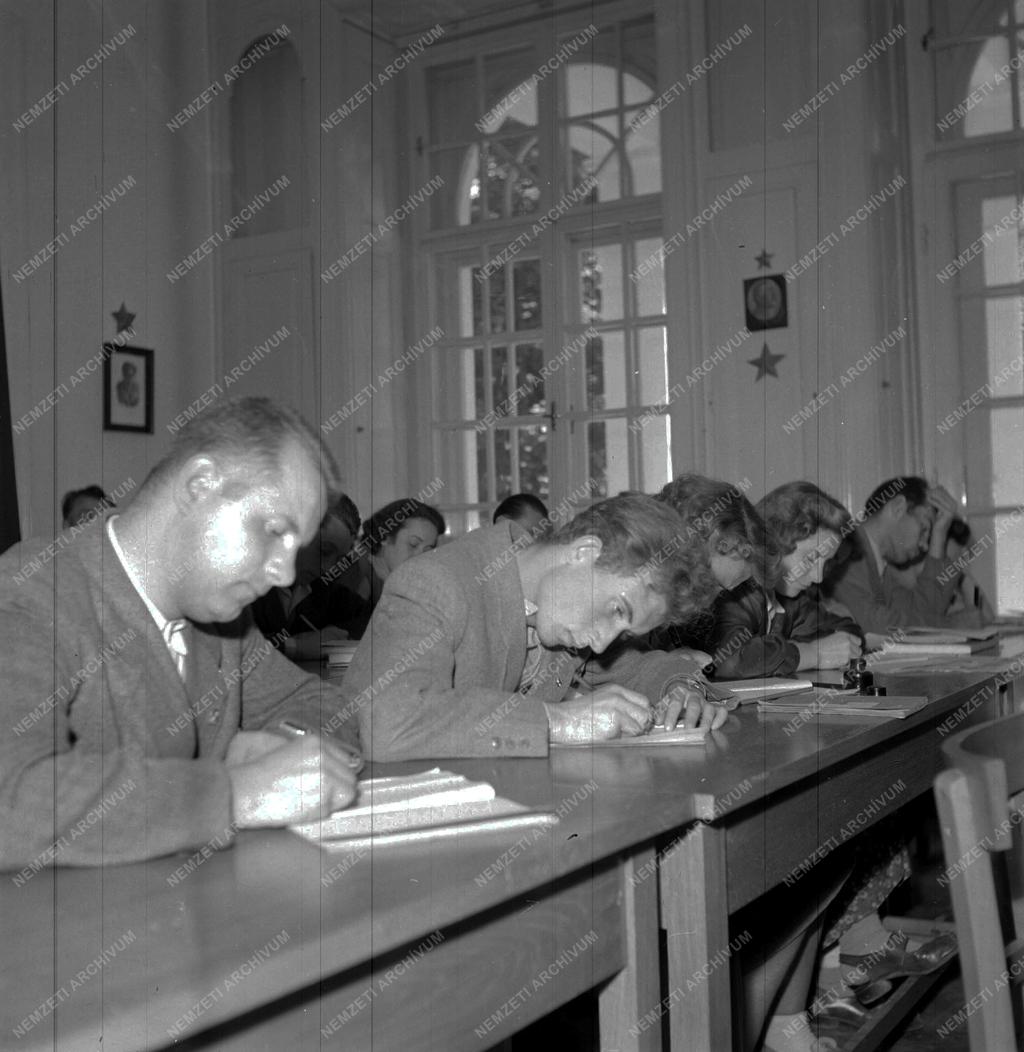 Oktatás - Szakszervezeti iskola