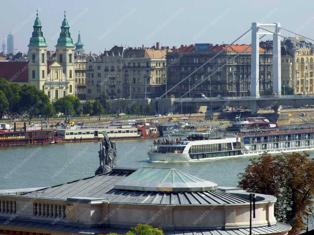 Idegenforgalom - Budapest - Szállodahajó a Dunán