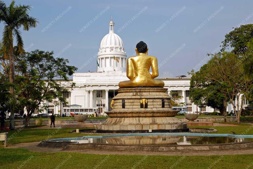 Srí Lanka - Colombo - Városháza a Viharamahadevi Parkban