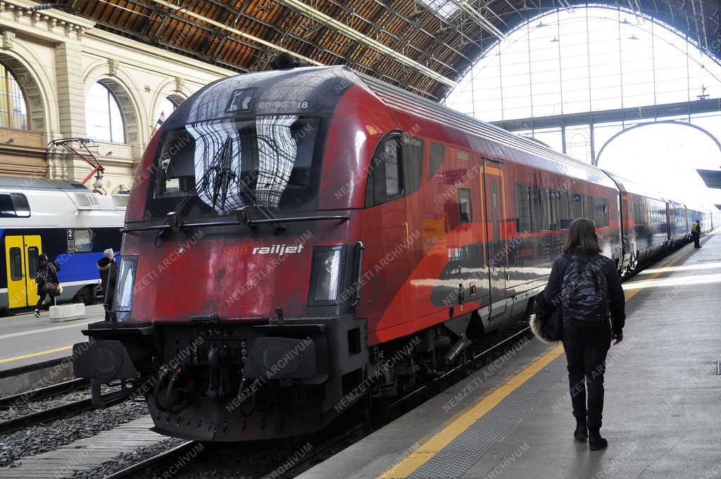 Közlekedés - Budapest -  Railjet vonat a Keleti pályaudvaron