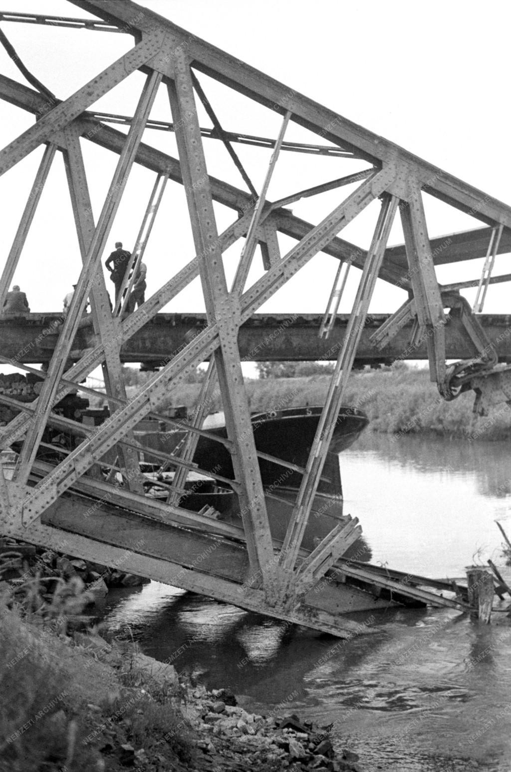 Történelem - Közlekedés - A szekszárdi híd újjáépítése és környezete a háború után