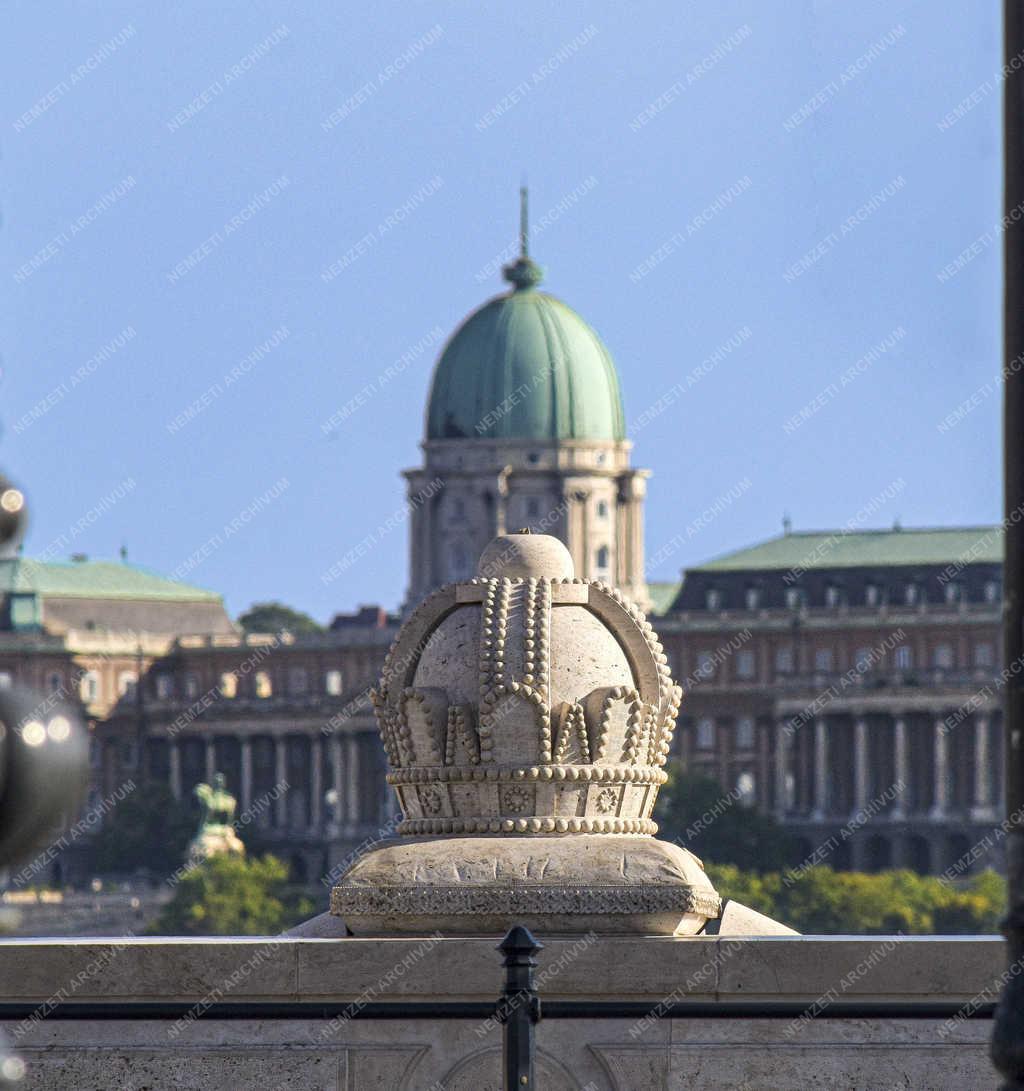 Városkép - Budapest - Sérült kőkorona