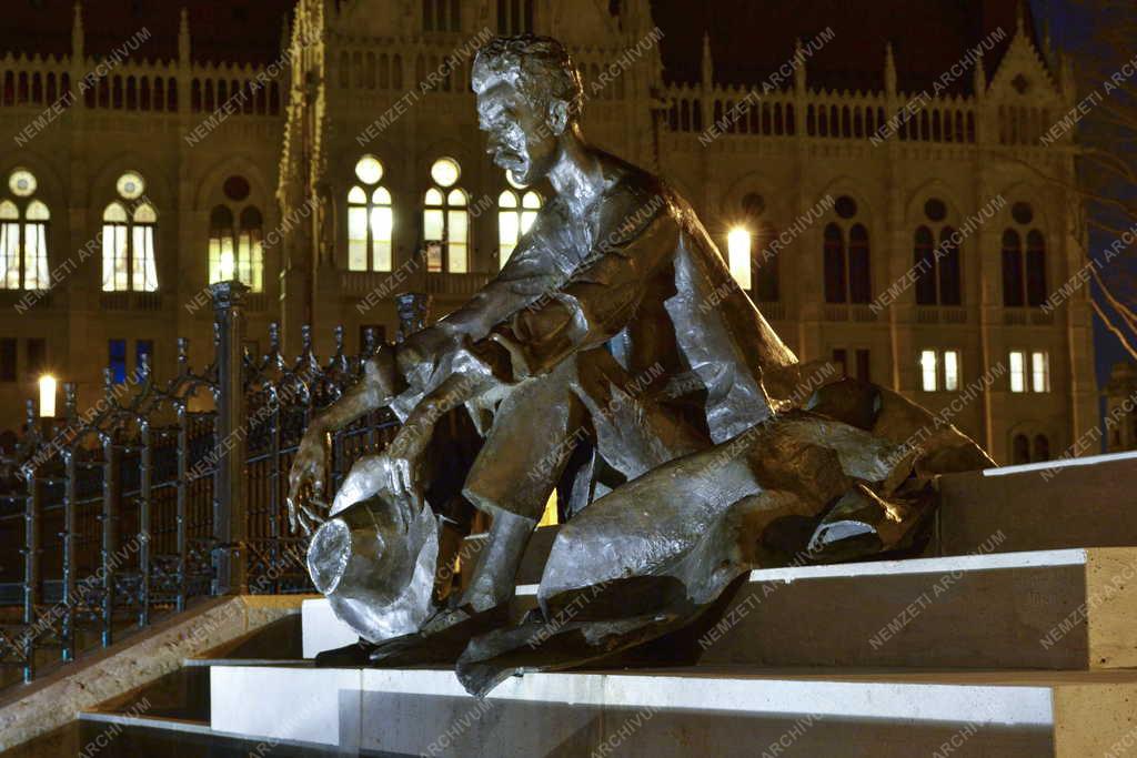 Műalkotás - Budapest - József Attila emlékmű