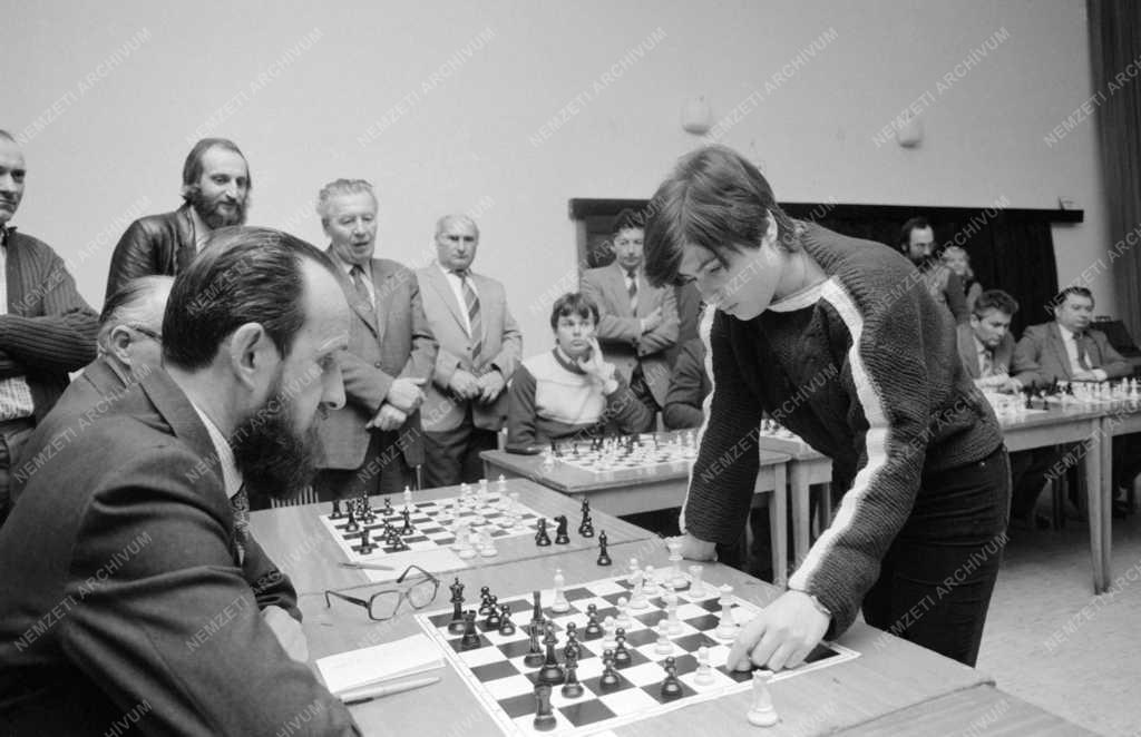 Sport - Sakk – Polgár Zsuzsa szimultánja a Fővárosi Tanác