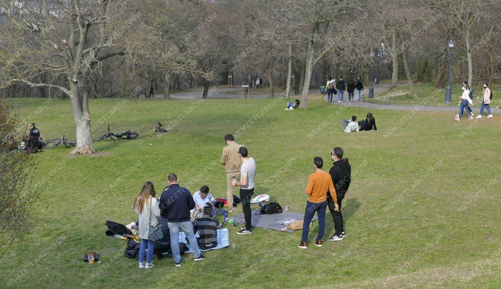 Szabadidő – Budapest – Kirándulók a Gellért-hegyen