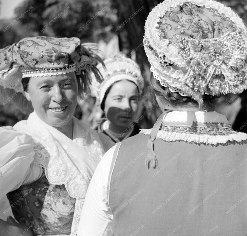 Folklór - Asszonyok kazári népviseletben