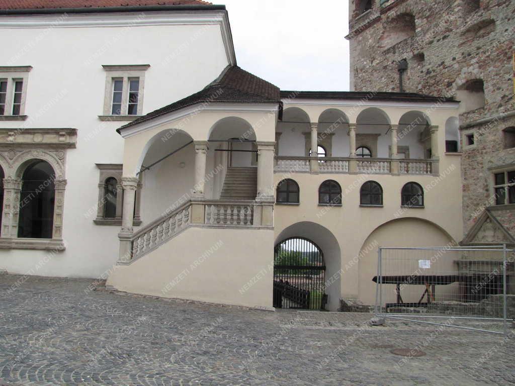 Műemlék - Sárospatak - A Lórántffy-loggia Rákóczi-várban