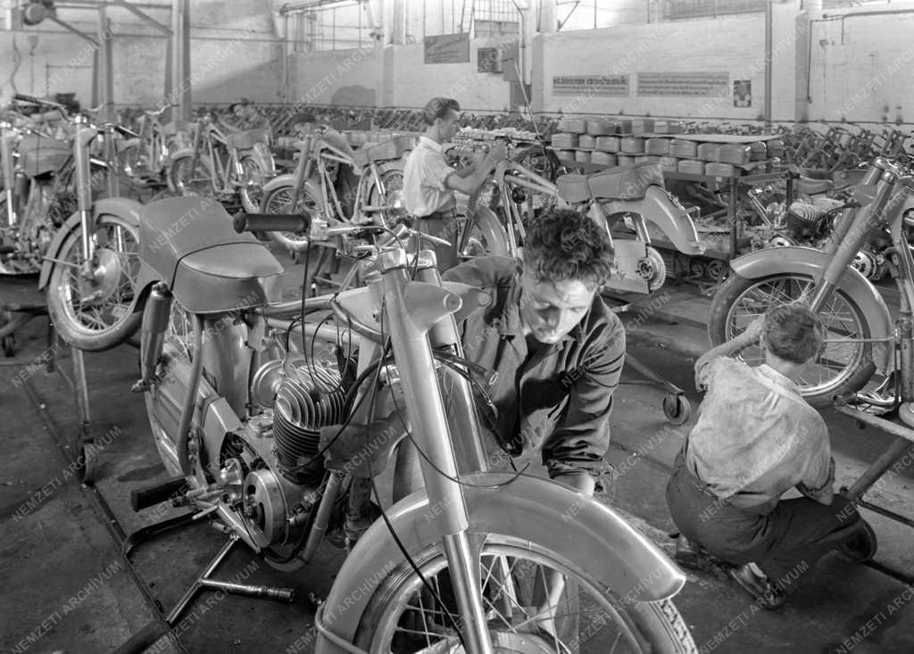 Ipar - Rákosi Mátyás Vas- és Fémművek