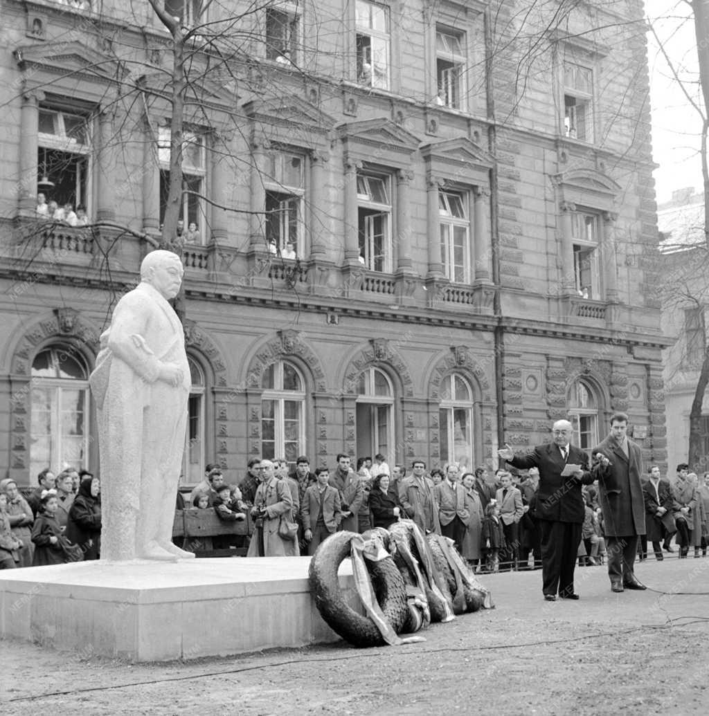 Felavatták Mikszáth Kálmán szobrát. Mikszáth Kálmán halálának 50. évfordulója alkalmából március 11-én, szombaton felavatták a nagy író szobrát a Mikszáth Kálmán téren