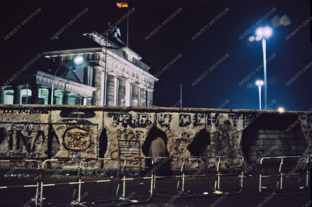 A berlini fal leomlásának 30. évfordulója