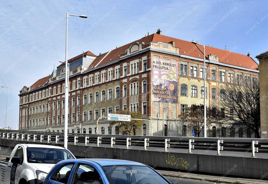 Városkép - Budapest - Az egykori Kassák Lajos Általános Iskola és Gimnázium épülete a Váci úton