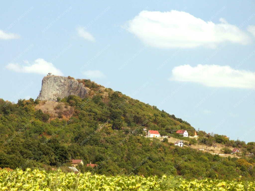 Balatoni képek - Hegyestű - Bazalthegy a Káli medencében