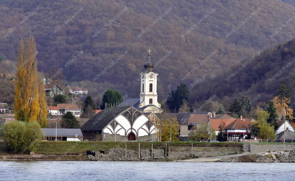 Városkép - Visegrád - A Gymnasium a Duna-parton