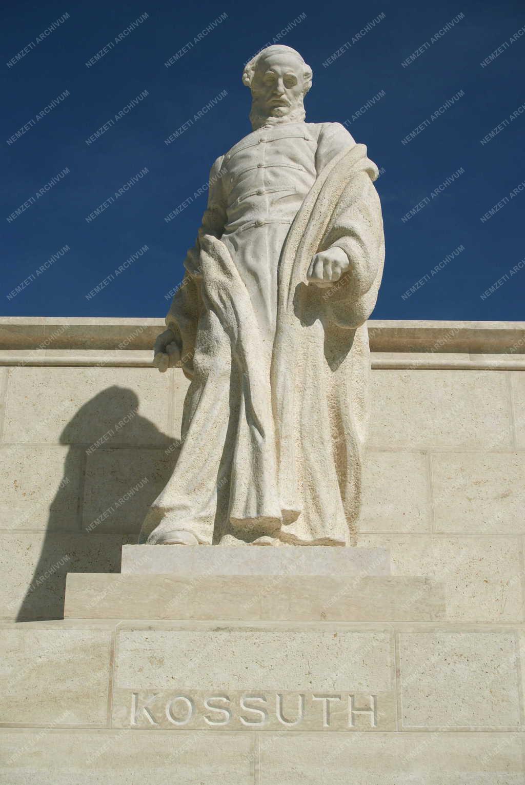 Műalkotás - Budapest - Kossuth Lajos szobra a Parlamentnél