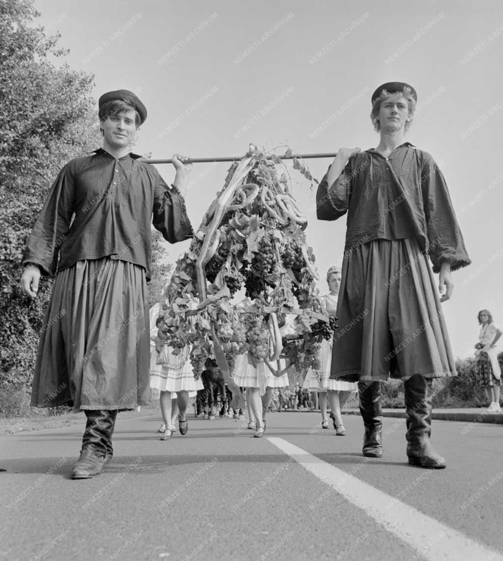 Mezőgazdaság - Szórakozás - Szüreti felvonulás Badacsonyban