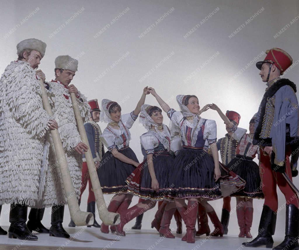 Kultúra - Néphagyomány - Állami Budapest Táncegyüttes