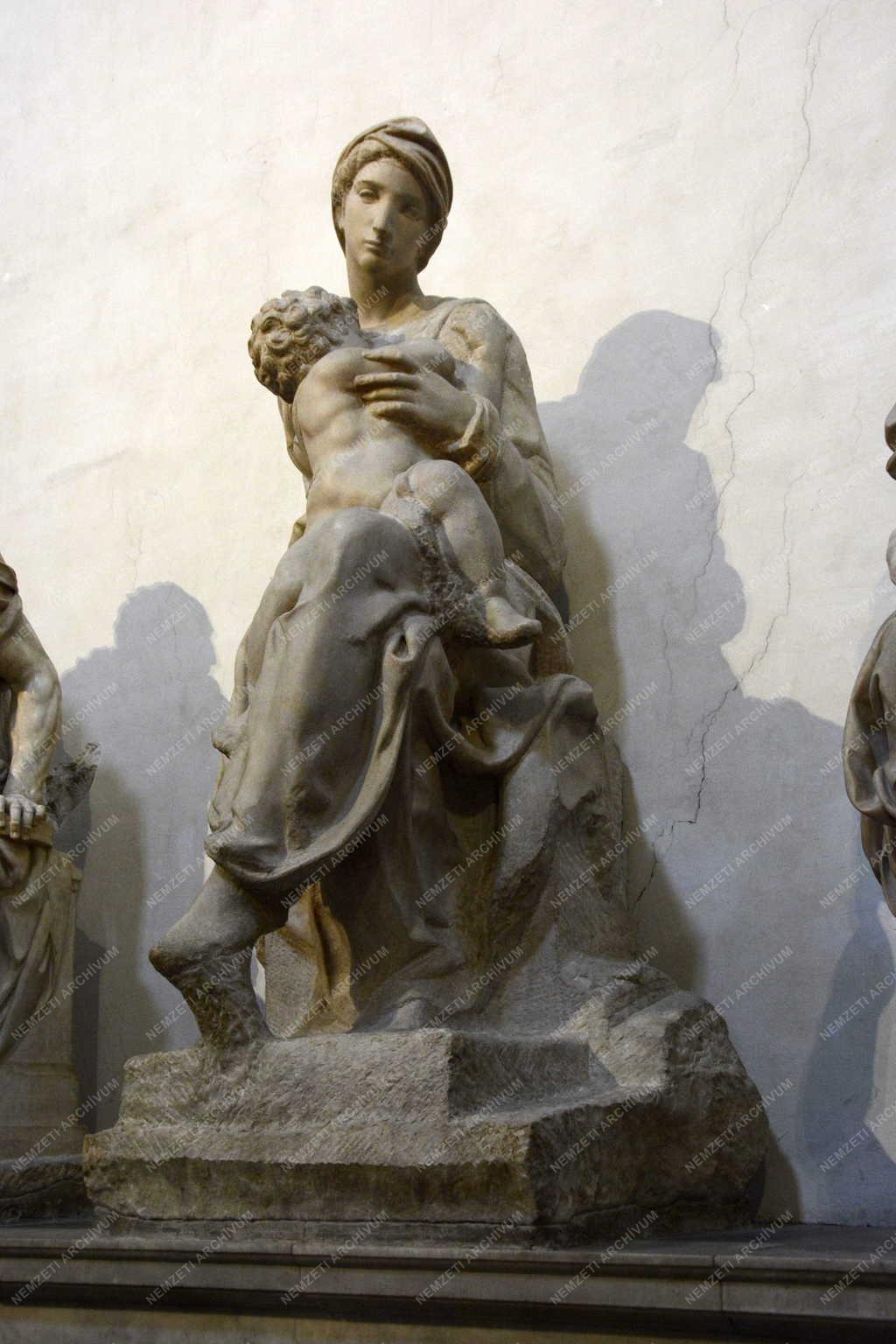 Műalkotás - Firenze - A Medici Madonna szobra