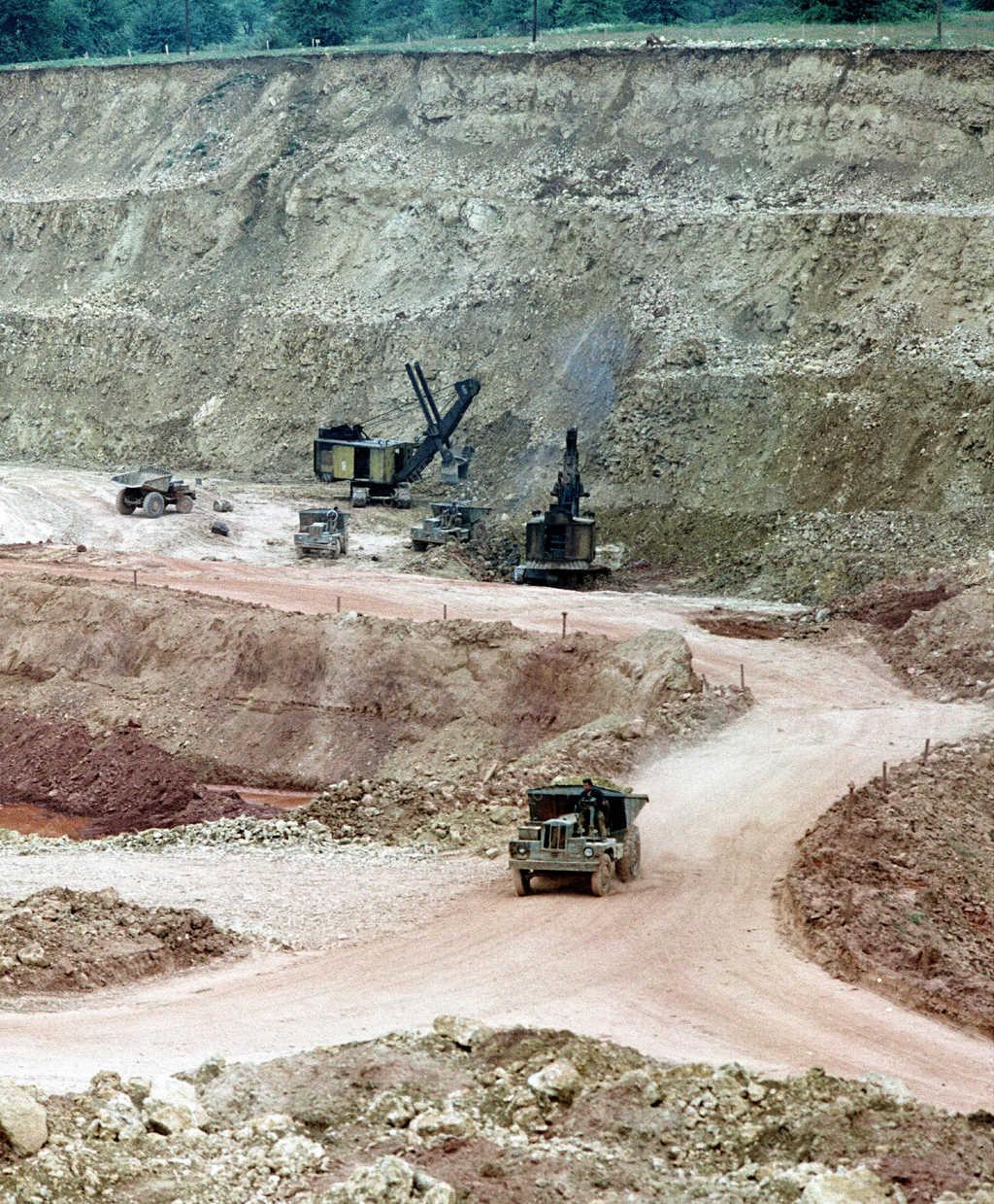 Bánya - Bakonyi Bauxitbányák Vállalat halimbai külfejtés