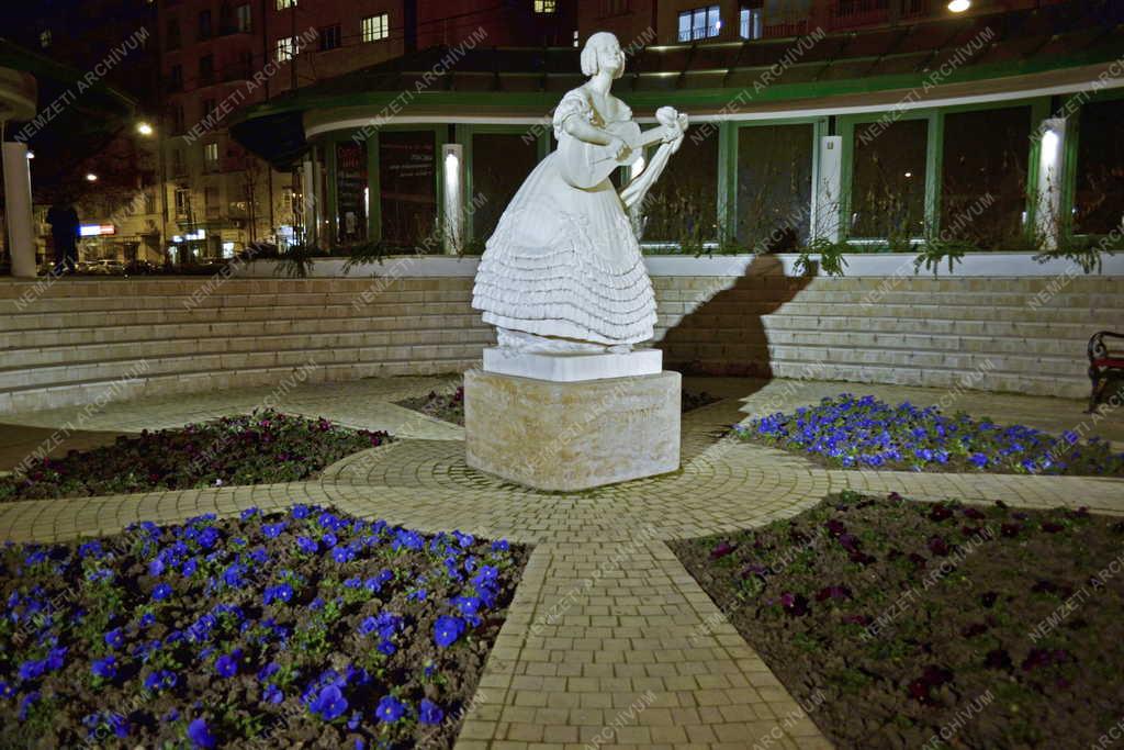 Műalkotás - Budapest - Déryné szobra