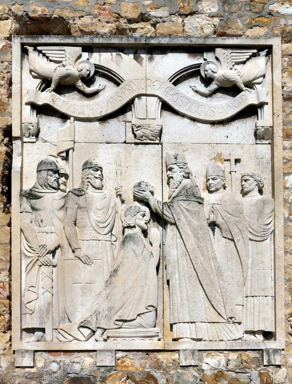 Városkép - Esztergom - Dombormű Szent István megkoronázásáról