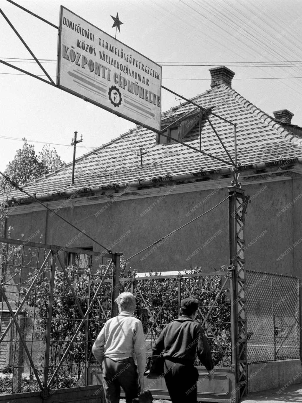 Mezőgazdaság - Dunaföldvári Termelőszövetkezetek Közös Vállakozásainak Központi Gépműhelye