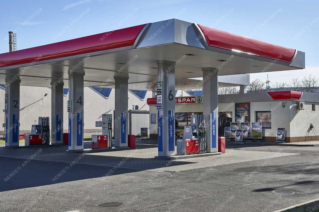 Közlekedés - Energia - Orlen benzinkút a fővárosban