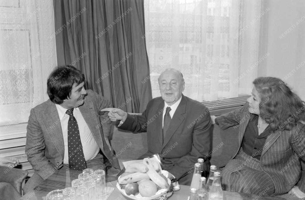 Belpolitika - Kádár János párton kívüli művészekkel