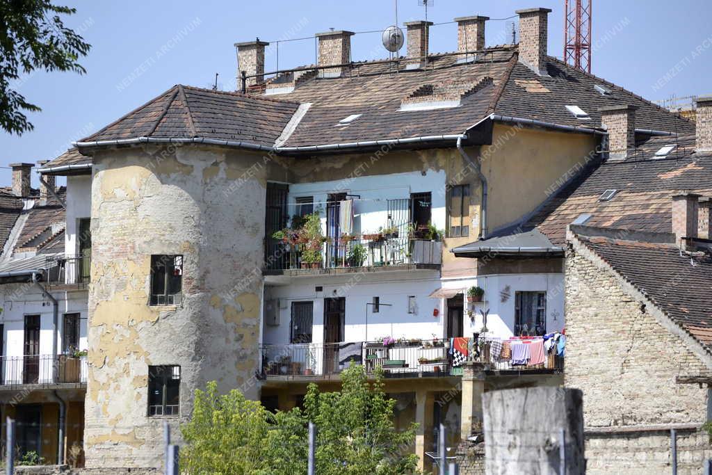 Épület - Budapest - Függőfolyosós lakóház a Tömő utcában