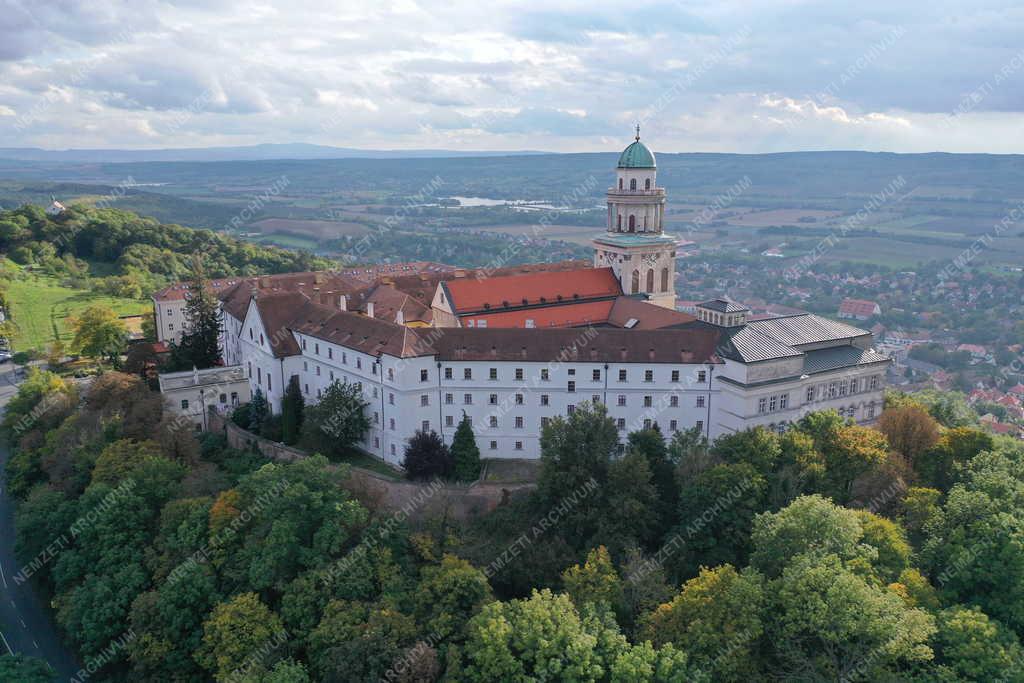 Egyház - A Pannonhalmi Bencés Főapátság