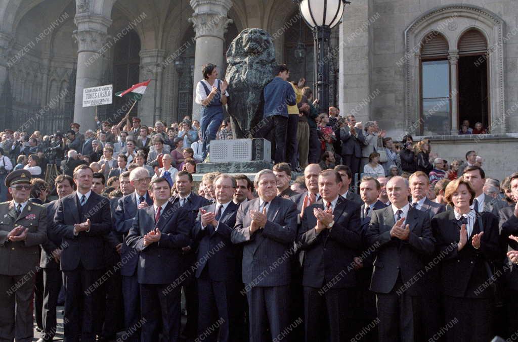 Belpolitika - A köztársaság kikiáltása - Nemzeti ünnep