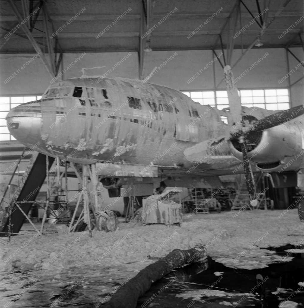 Közlekedés - Kigyulladt IL-14 típusú repülőgép