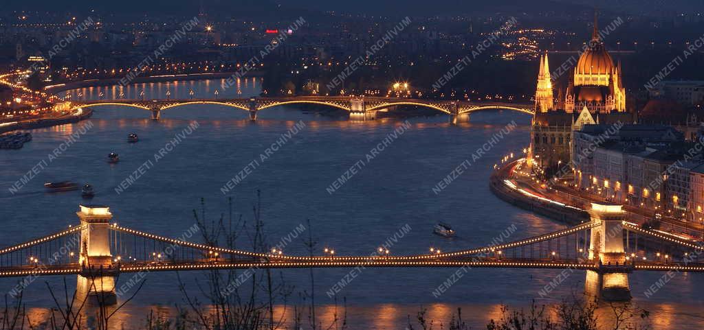 Budapest - Kivilágított Duna-hidak