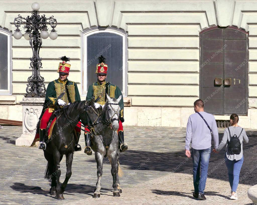  Turistalátványosság - Budapest - Lovas huszárok a Budai Várban