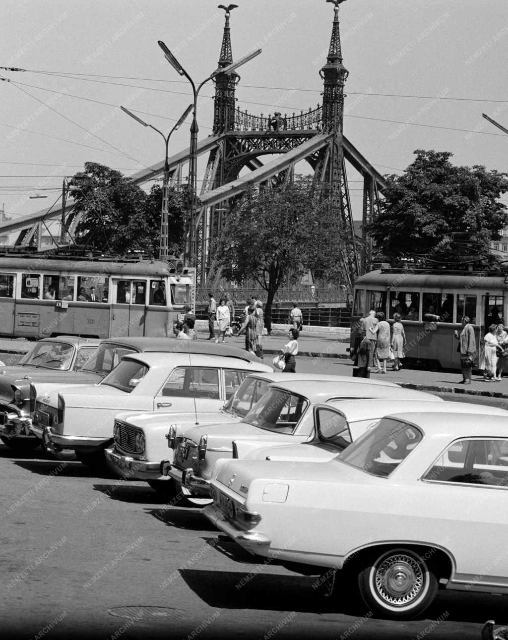 Közlekedés - Parkoló autók Budapesten