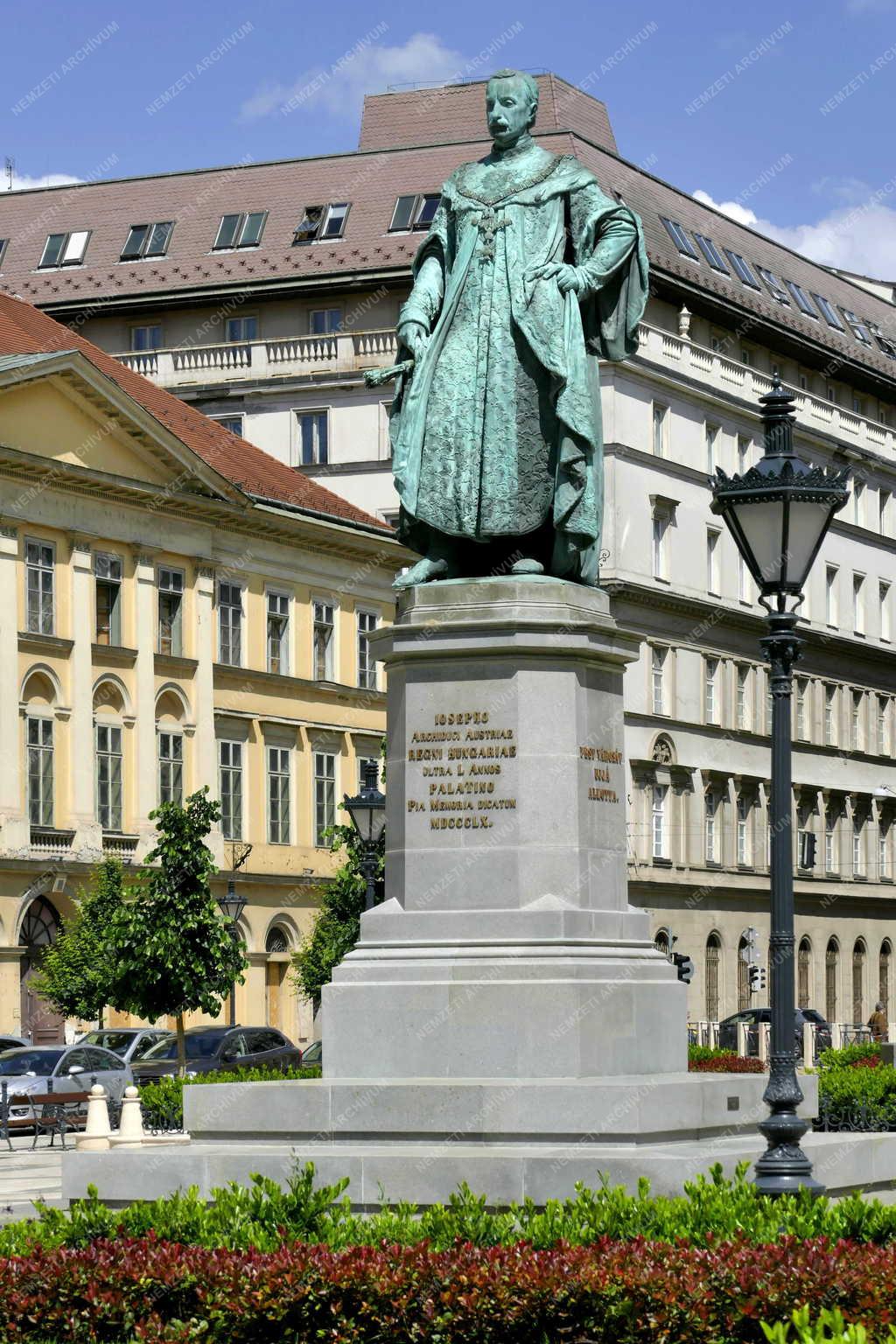 Városkép - Budapest - József nádor emlékmű a belvárosban