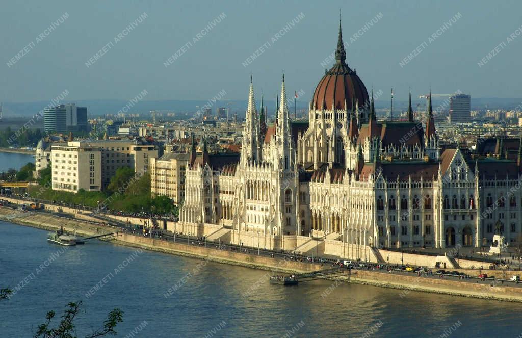 Városkép - Budapest - A Parlament és a Képviselői irodaház