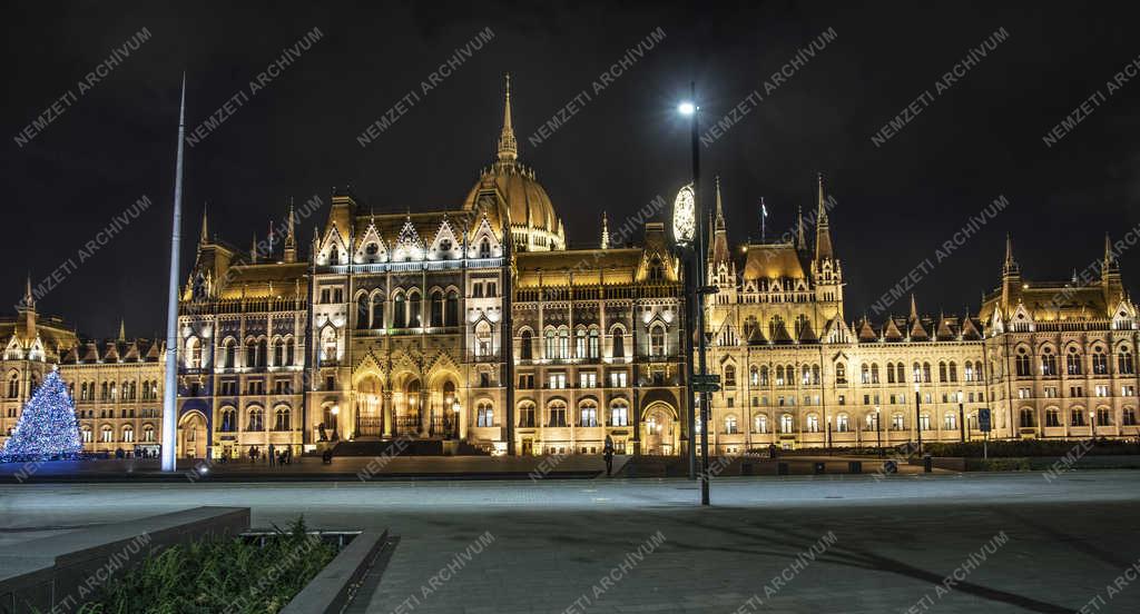 Városkép - Budapest - A Parlament esti kivilágításban