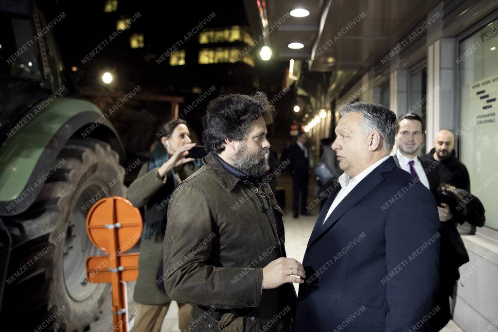 Orbán Viktor Brüsszel belvárosában tüntető gazdákkal találkozott