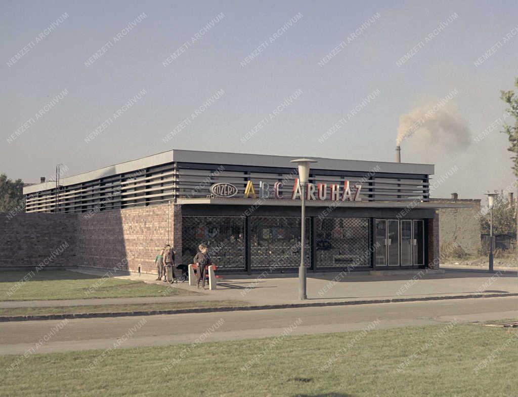 Kereskedelem - ABC áruház a fővárosi Lakatos utcai lakótelepen