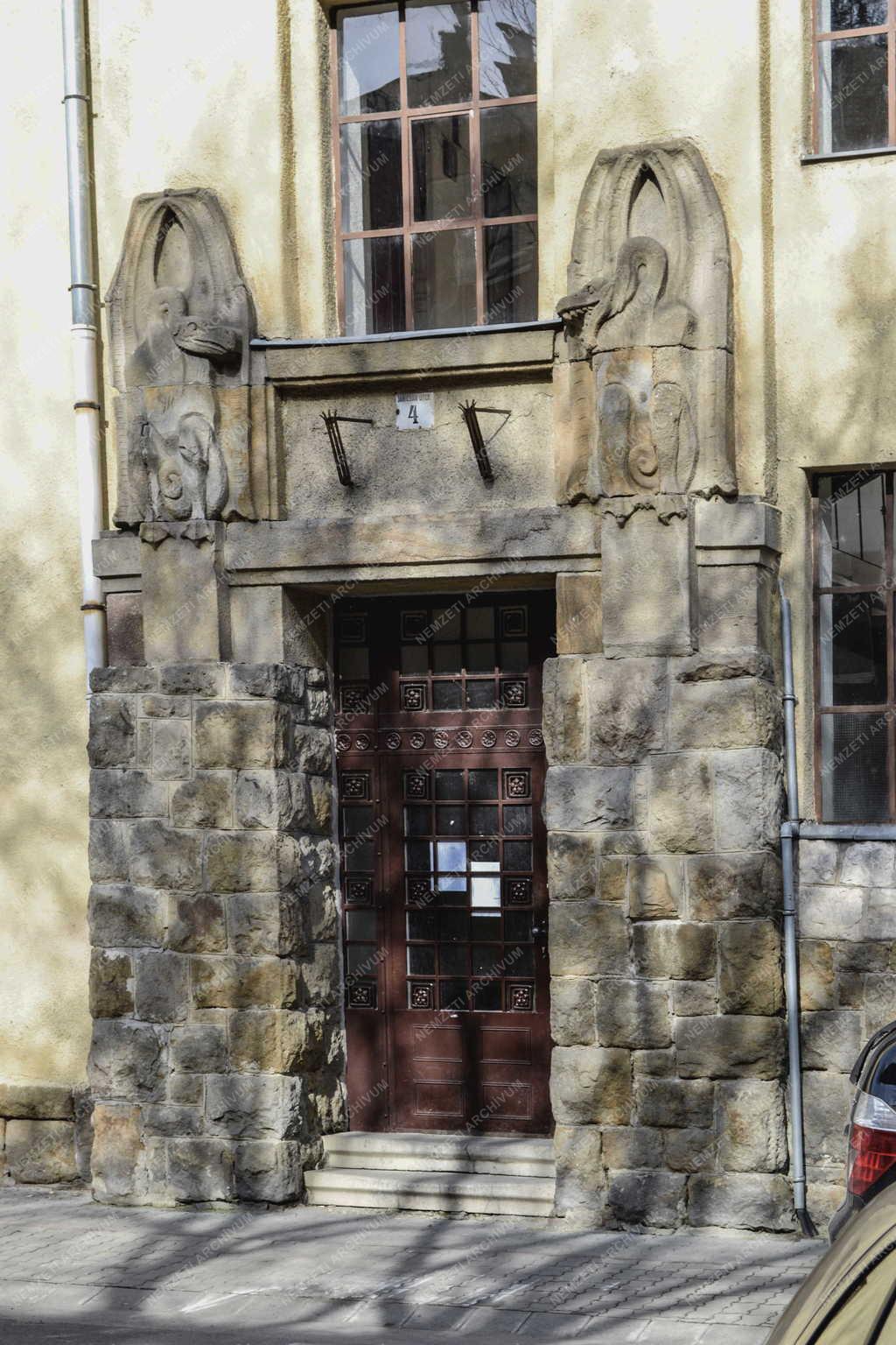 Épület - Budapest - A Majmos ház egyik bejárata