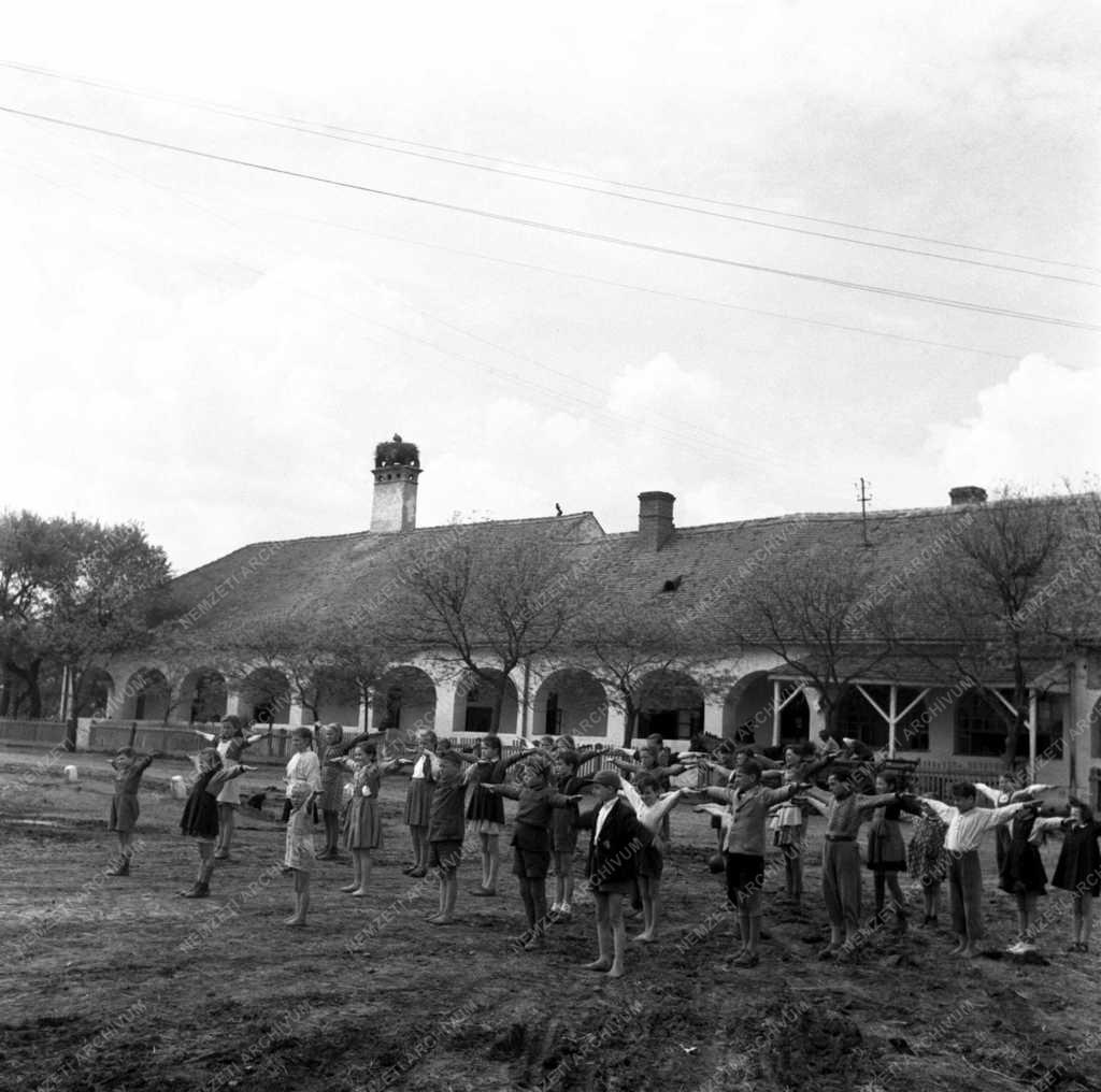 Oktatás - általános iskola a csárdában